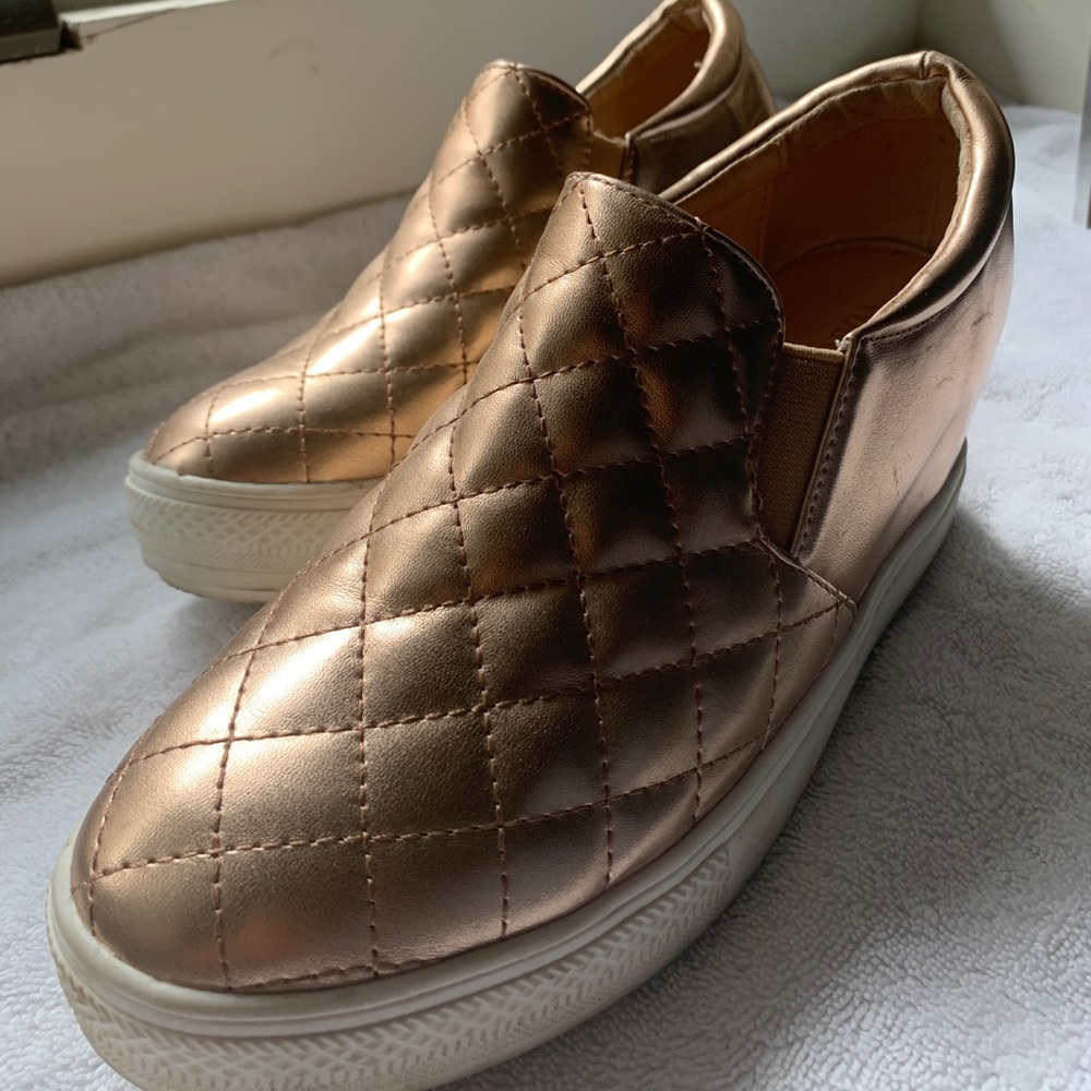 Wanted Rose gold wedges